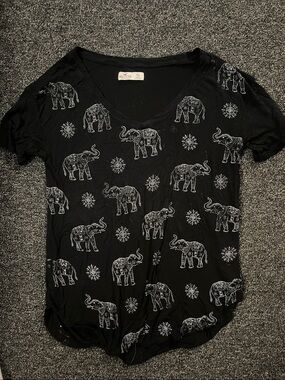 7/$20 Hollister Black V-Neck Tee with White Elephant Print